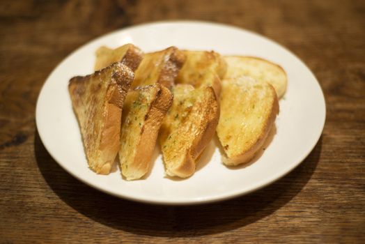 toasted garlic bread on plate