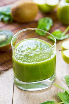 Spinach with Apple and Kiwi smoothie