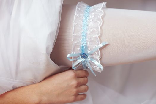  The bride wears a wedding garter on the leg