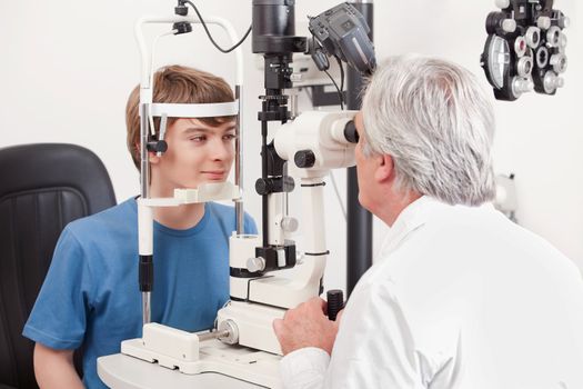 Optometrist doing sight testing for pateient