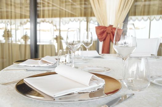 Wedding catering with plate and cutlery disposition on the table