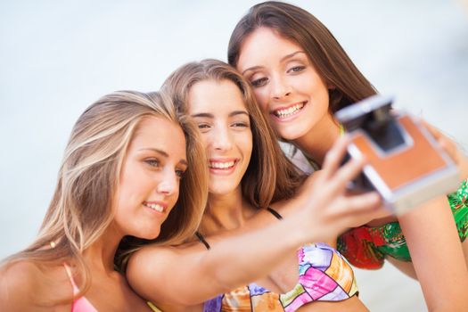 three teenager beautiful girls taking selfie with old camera on the beach







three young beautiful girlfriends having fun on the beach with a vintage camera