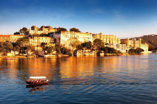 Lake Pichola and City Palace, Udaipur, Rajasthan, India, Asia.