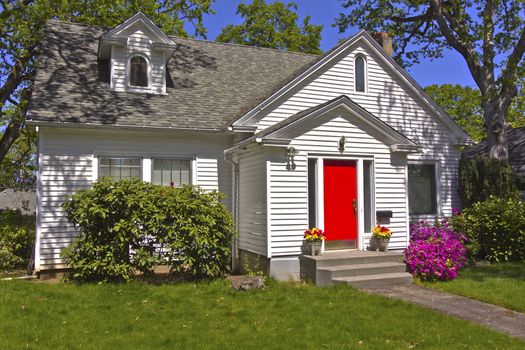 House with a red door Hood River Oregon.