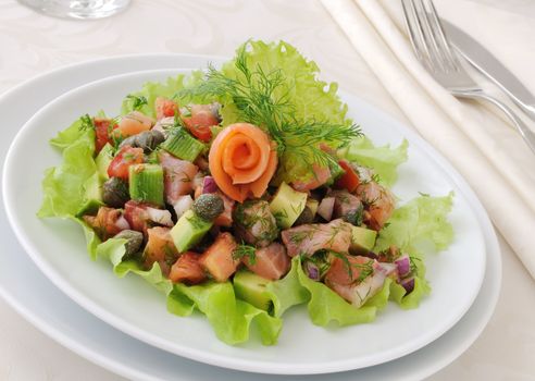 Avocado salad with tomatoes, smoked salmon and capers