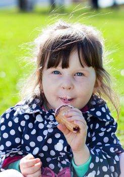  child is ice cream on the street