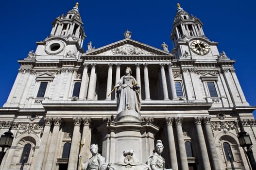 The magnificent St. Paul's Cathedral with the Queen Anne Statue in the foreground.