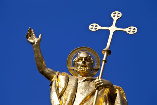 The beautiful Saint Paul statue situated outside Saint Paul's Cathedral in London.