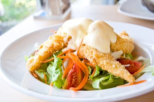 fried fish with salad for healthy eating