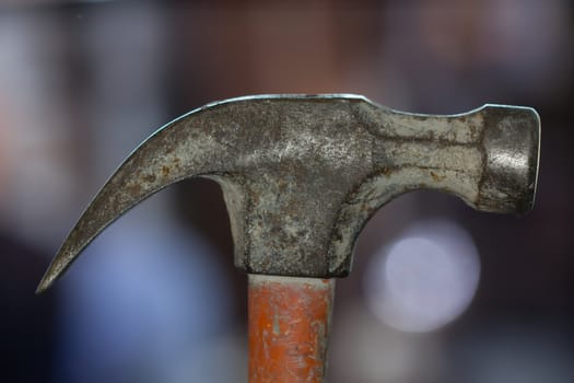 Closeup picture of the top of a well used hammer