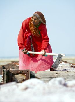 SAMBHAR LAKE TOWN-NOVEMBER 19: An unidentified Indian woman working on the salt farm, November 19, 2012, in Sambhar lake town, Sambhar salt lake, Rajasthan, India