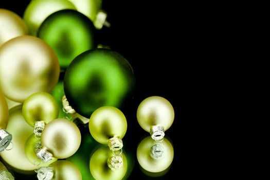 christmas decoration in gold lime green and champagner on black background







christmas decoration in gold and champagner on black background
