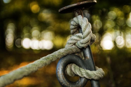 Picture of a rope knot on a metal pin