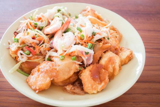 Spicy salad of shrimp and egg tofu stir-fry