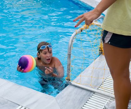 A boy plays in water polo is arguing with the referee.