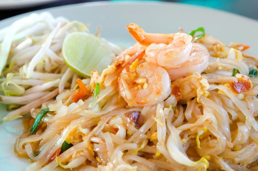Stir fried  noodles with shrimp , egg , lemon and fresh vegetable 