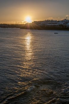 puesta de sol en Lanzarote vista desde Playa Blanca