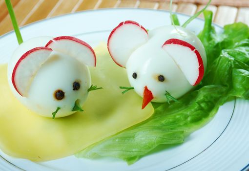  child breakfast.Mice made from eggs