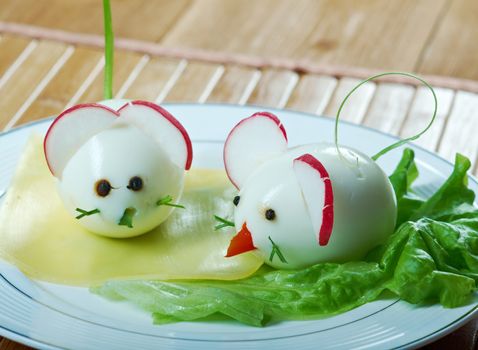  child breakfast.Mice made from eggs