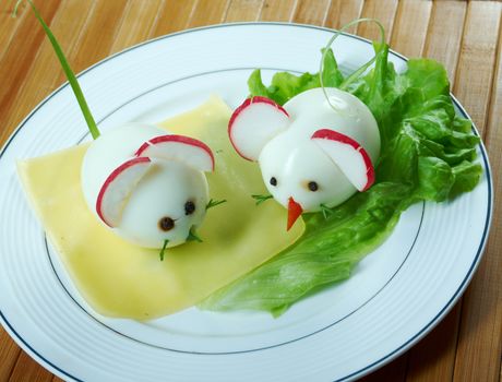  child breakfast.Mice made from eggs
