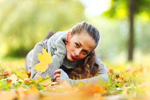  woman portret in autumn leaf close up