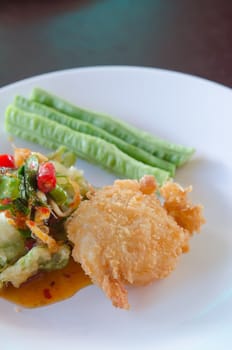 close up crispy shrimp and crispy vegetable served with chili sauce and fresh vegetable