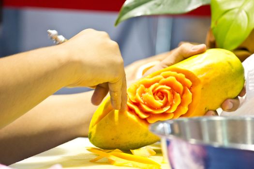 papaya carving in the Thailand ultimate chef challenge 2013