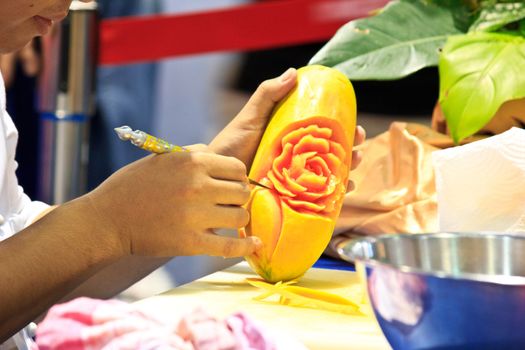 papaya carving in the Thailand ultimate chef challenge 2013