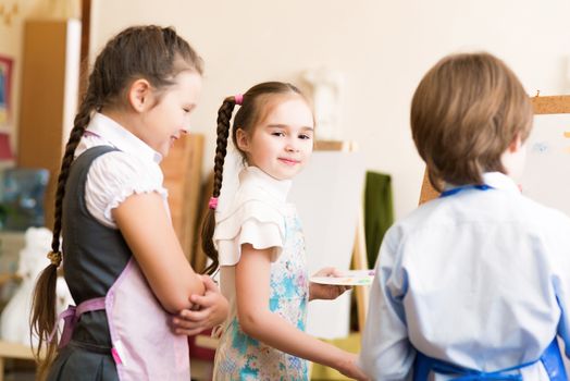 children draw pictures of easels, drawing lesson