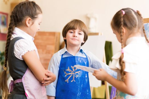 children draw pictures of easels, drawing lesson