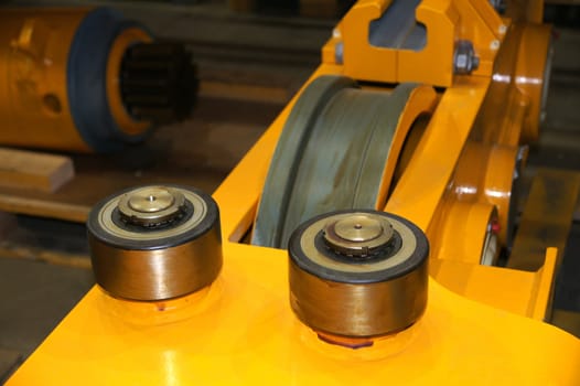 Directing bearings are established before a rail wheel