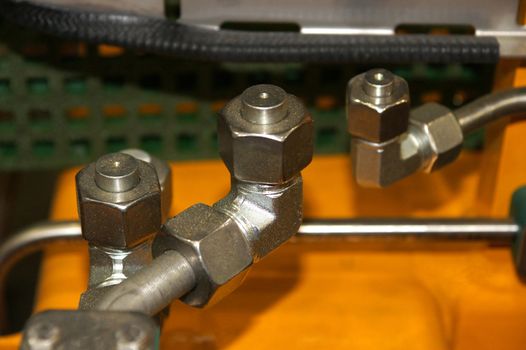 Steel connections and nuts on hydraulic pipelines