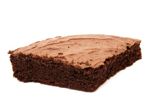 trozo de bizcocho de chocolate sobre un fondo blanco