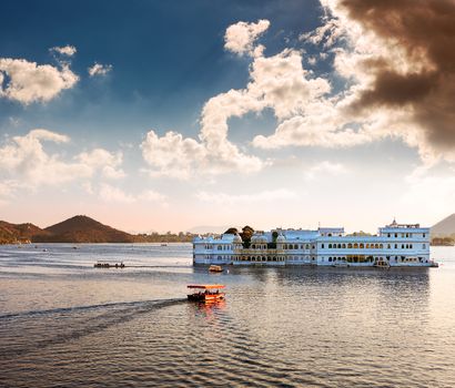 Lake Pichola and Taj Lake Palace , Udaipur, Rajasthan, India, Asia.