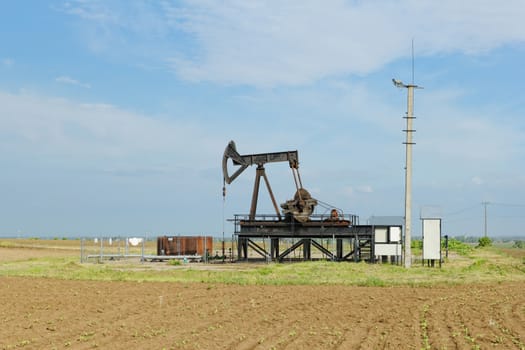 Operating oil and gas well in desert