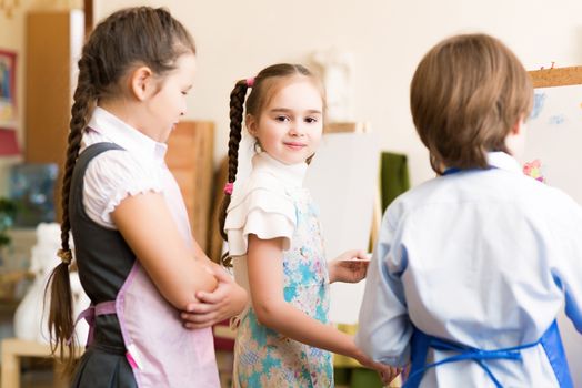 children draw pictures of easels, drawing lesson