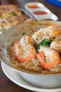 close up  baked  prawn with vermicelli, vegetable  and pepper sauce