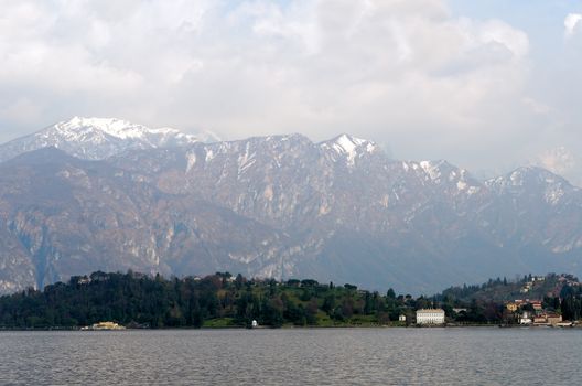 como lake with mountains in the background