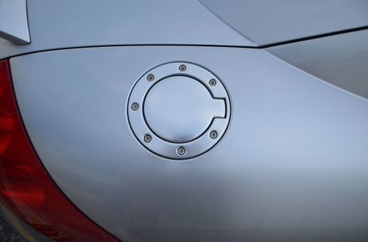round gas cap of the gray car