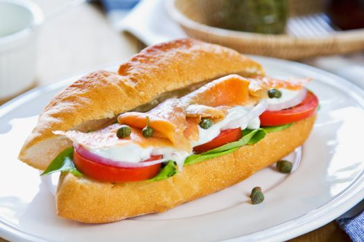 Salmon sandwich with yogurt and caper sauce