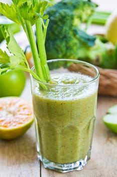 Apple with Celery ,Pear and Broccoli smoothie