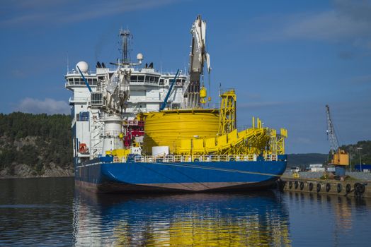 MV North Sea Giant is on hold at higher water levels and then being towed out of Ringdalsfjord. Some facts about the ship: Ship Type: Offshore supply ship, Length x Breadth: 161 m X 30 m, Gross Tonnage: 18151, DWT (deadweight tons): 12460 t, Flag: Malta.