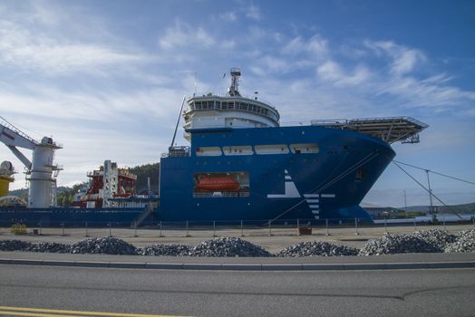 MV North Sea Giant is on hold at higher water levels and then being towed out of Ringdalsfjord. Some facts about the ship: Ship Type: Offshore supply ship, Length x Breadth: 161 m X 30 m, Gross Tonnage: 18151, DWT (deadweight tons): 12460 t, Flag: Malta.