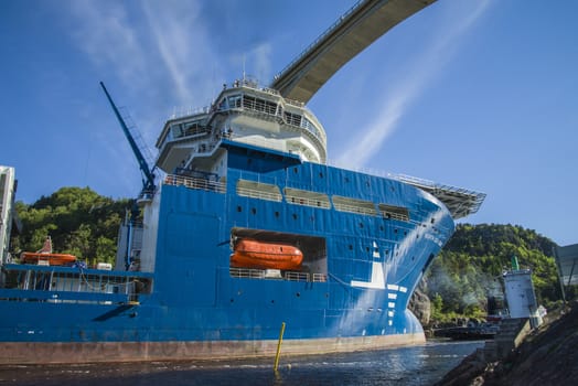 Tug Achilles and tug Belos have started towing the MV North Sea Giant through Ringdalsfjord in Halden, Norway.