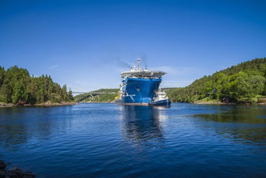 Tug Achilles and tug Belos have started towing the MV North Sea Giant through Ringdalsfjord in Halden, Norway.