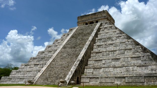 Kukulkan pyramid in Chichen Itza on the Yucatan Peninsula, Mexico