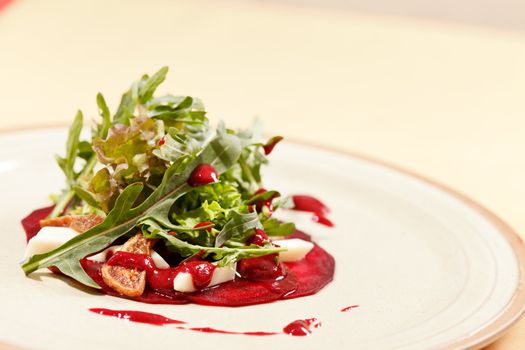 salad with beet and arugula