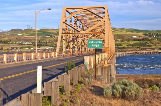 Bridge crossings at the Dalles Oreon state.