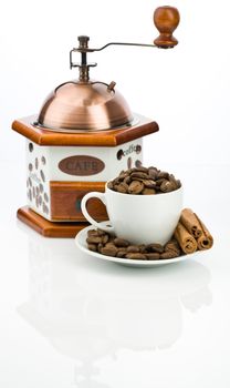 coffe mill and cup with beans