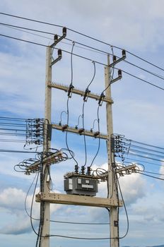 Electricity distribution transformer with cooling ribs 